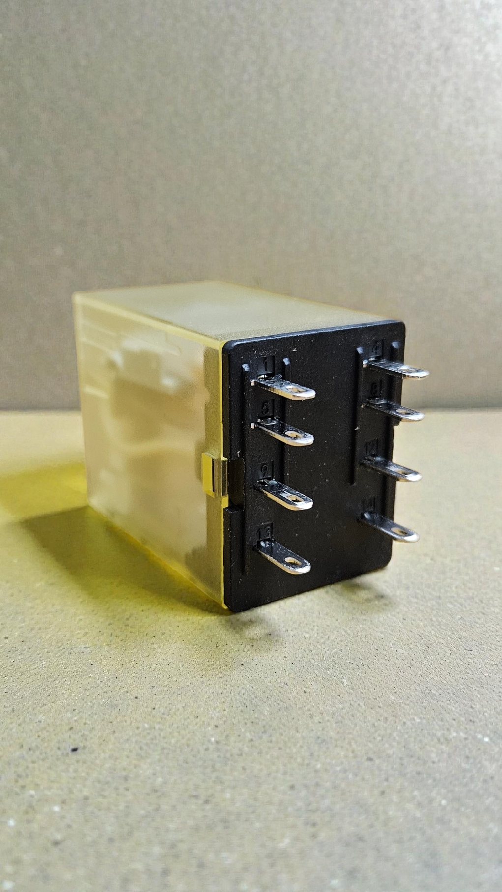 IDEC RN2S-NL-A230 Relay, 230VAC