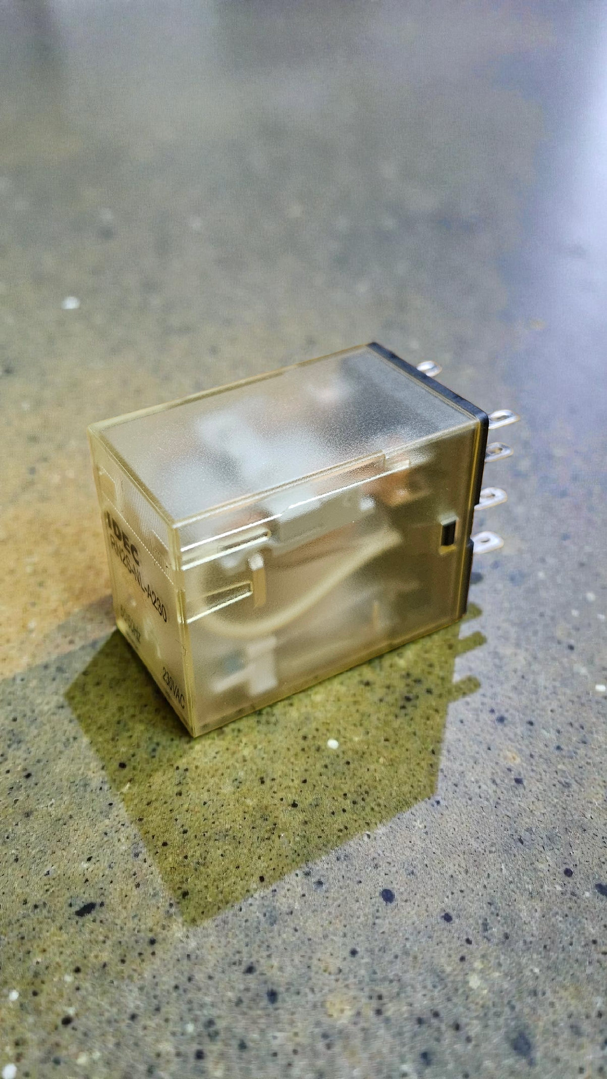 IDEC RN2S-NL-A230 Relay, 230VAC