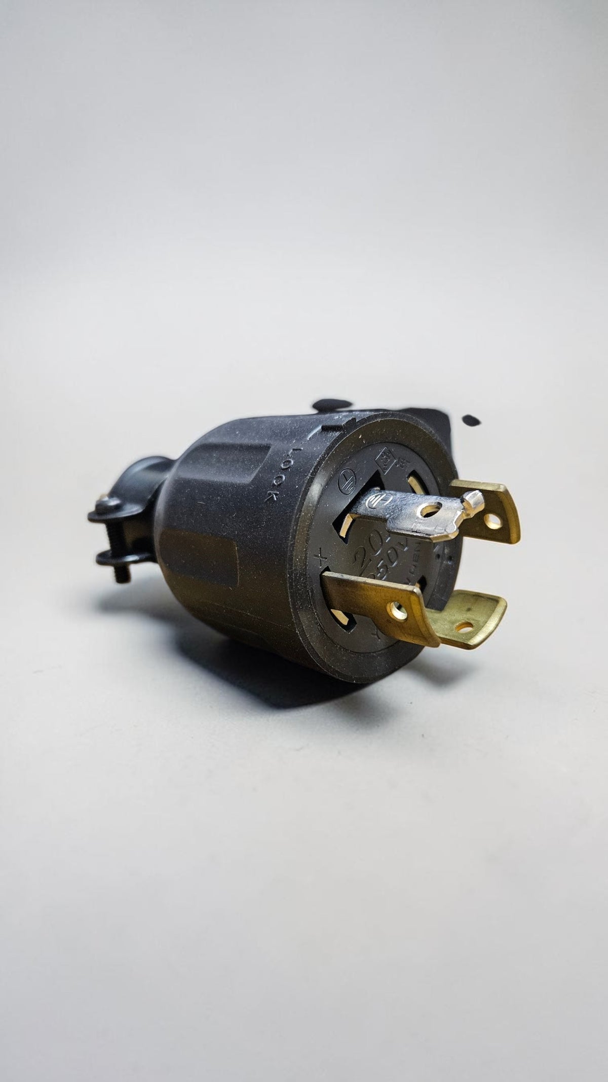 American Denki, 4222R, 3 Pole, 4 Wire, Grounding 20A, 250V Plug (Rubber Housing)