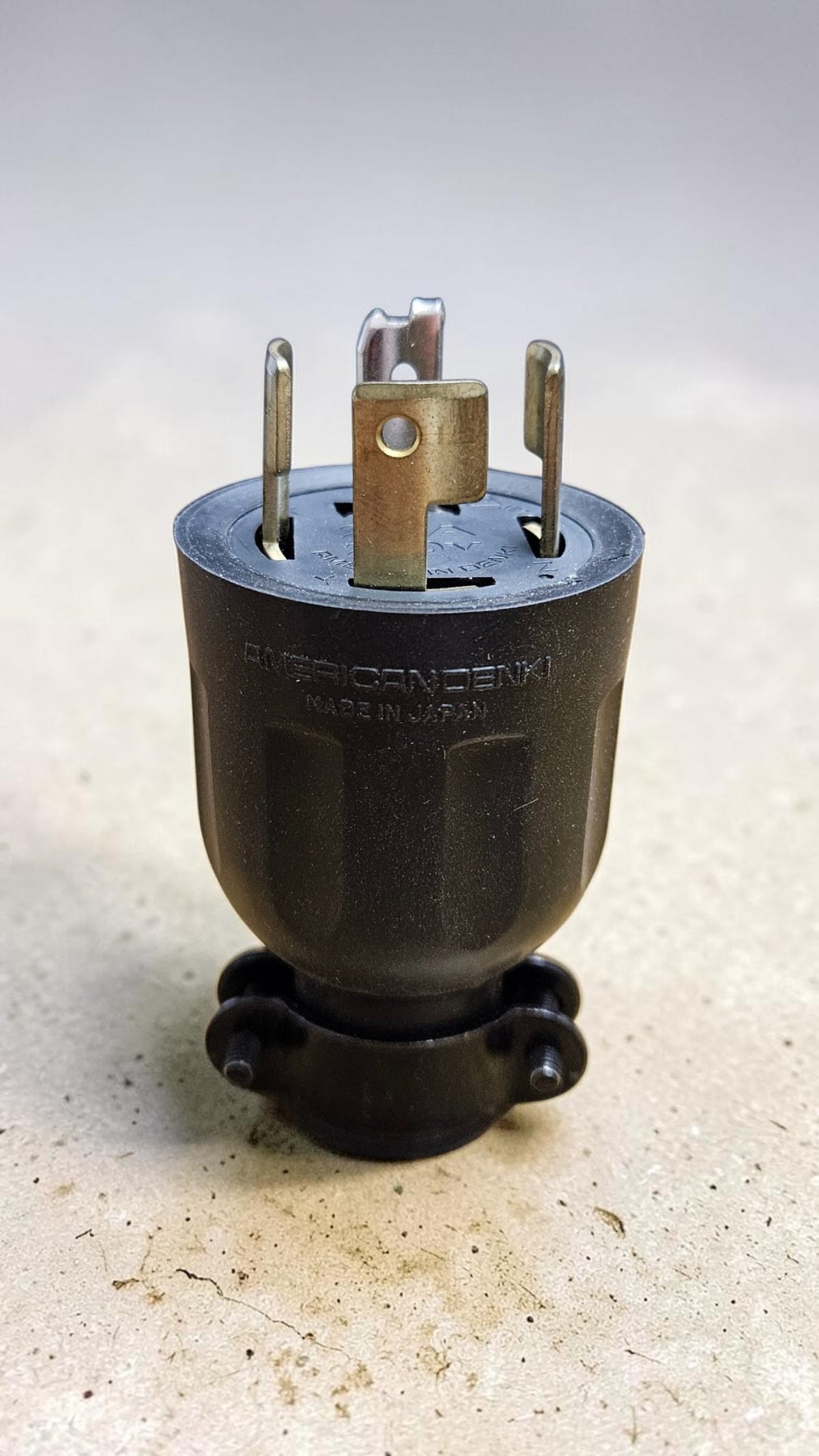 American Denki, 4222R, 3 Pole, 4 Wire, Grounding 20A, 250V Plug (Rubber Housing)