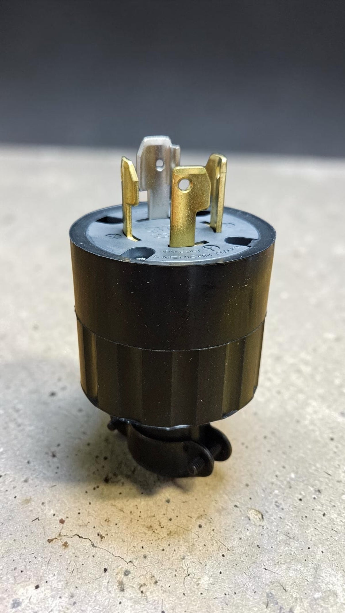 American Denki 4322R, 3 Pole, 4 Wire, Grounding 30A, 250V Plug (Rubber Housing)