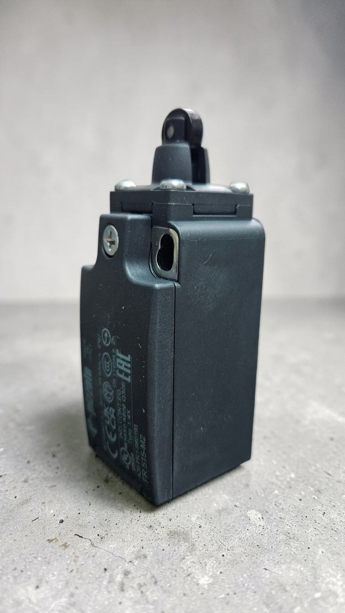 Pizzato Mini Limit Switch FR515-M2, Roller Piston Plunger, 1NO+1NC, Snap Action, IP67